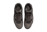 Vista em detalhe do Jordan Nike Air Jordan 4 Cave Stone and Black mostrando textura do material e acabamento