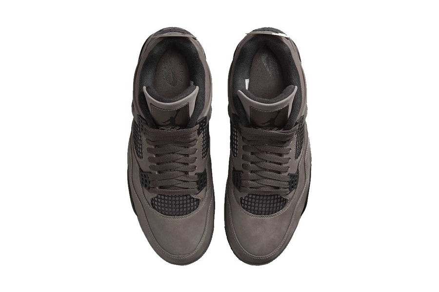 Vista em detalhe do Jordan Nike Air Jordan 4 Cave Stone and Black mostrando textura do material e acabamento