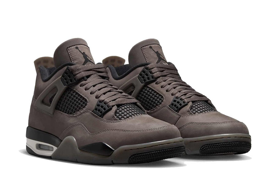 Vista traseira do Jordan Nike Air Jordan 4 Cave Stone and Black mostrando calcanheira e detalhes do solado
