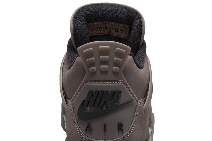 Vista frontal do Jordan Nike Air Jordan 4 Cave Stone and Black mostrando biqueira e costuras