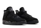 Vista frontal do Air Jordan Nike Air Jordan 4 Retro 'Black Cat' mostrando biqueira e costuras