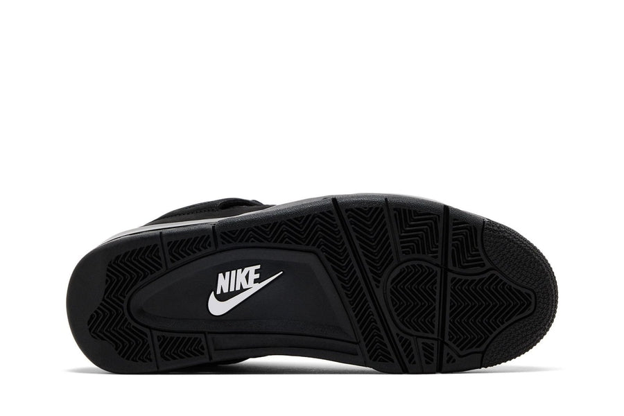 Vista traseira do Air Jordan Nike Air Jordan 4 Retro 'Black Cat' mostrando calcanheira e detalhes do solado