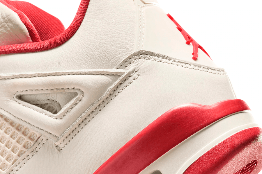 Vista lateral do Jordan Nike Air Jordan 4 Retro Valentine's Day Sierra Red mostrando design do cabedal e logo da marca
