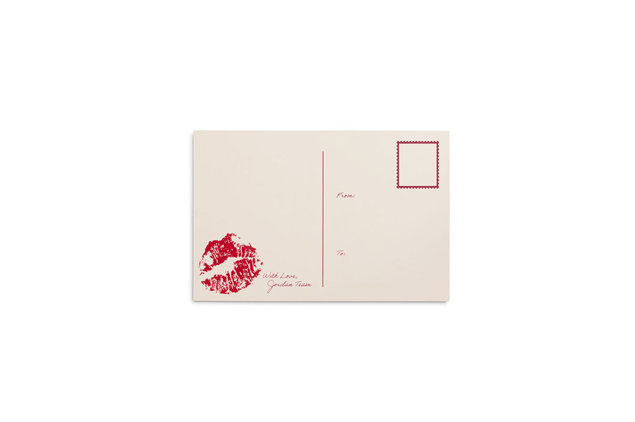 Cartão postal branco com lábios vermelhos e selo postal, celebração do Dia dos Namorados