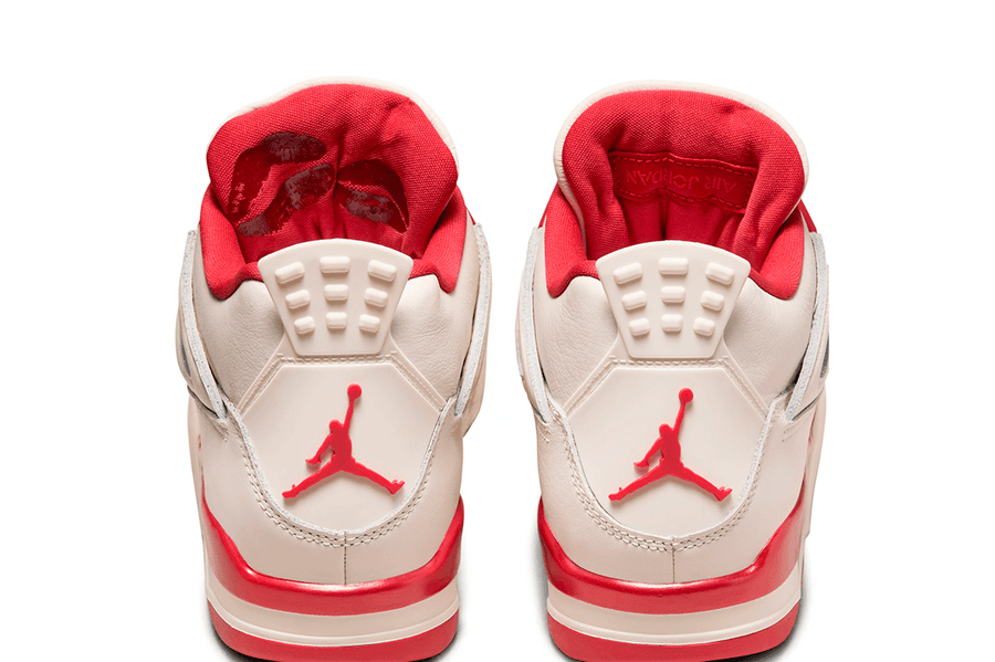 Vista em detalhe do Jordan Nike Air Jordan 4 Retro Valentine's Day Sierra Red mostrando textura do material e acabamento