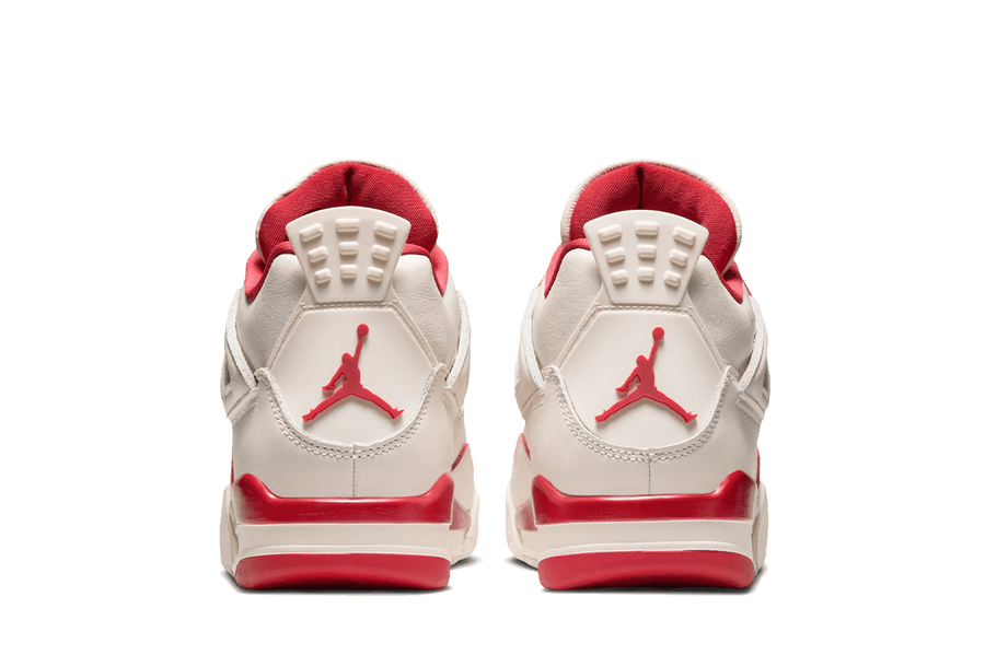 Vista frontal do Jordan Nike Air Jordan 4 Retro Valentine's Day Sierra Red mostrando biqueira e costuras