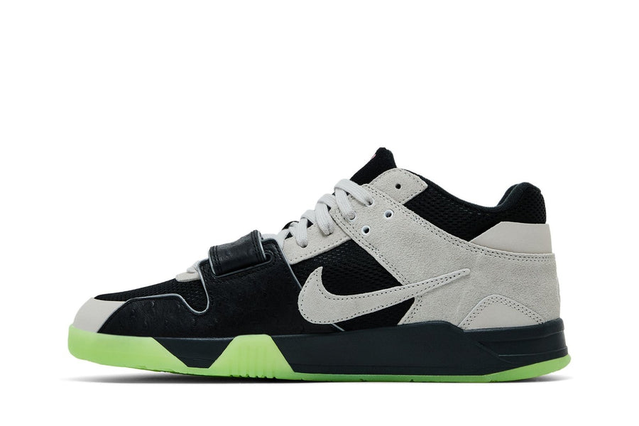Vista lateral do Air Jordan Nike Air Jordan Chase B x Travis Scott x Jumpman Jack TR Black Night Silver mostrando design do cabedal e logo da marca