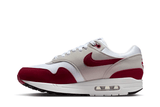 Vista lateral do Nike Nike Air Max 1 '87 Stranger Things Steve Harrington mostrando design do cabedal e logo da marca