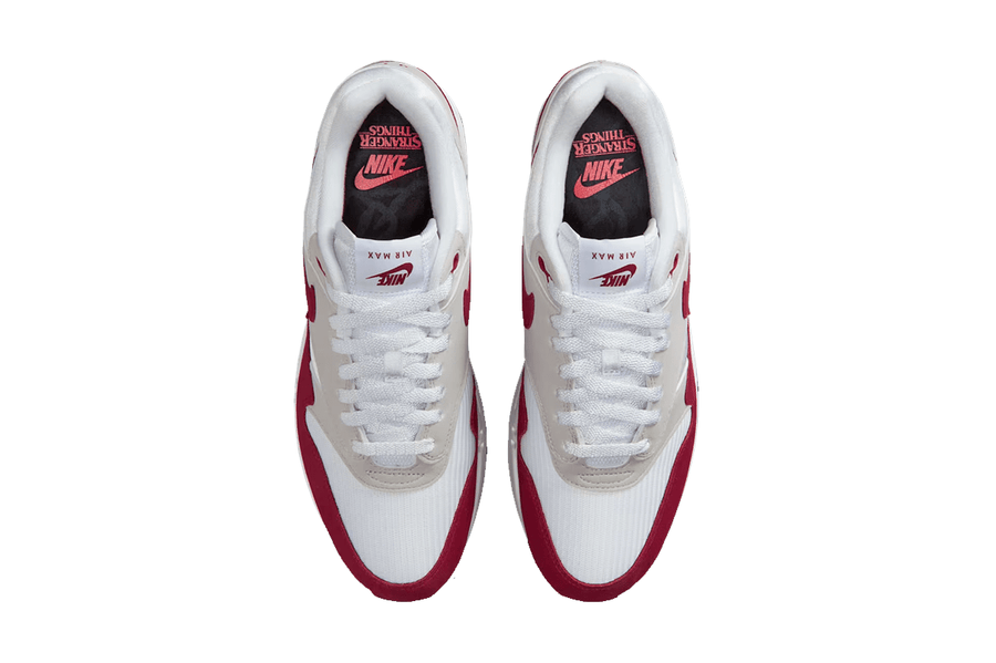 Vista frontal do Nike Nike Air Max 1 '87 Stranger Things Steve Harrington mostrando biqueira e costuras