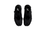 Vista superior do Nike Nike Air Rift 'Triple Black' mostrando abertura, lingueta e cadarços