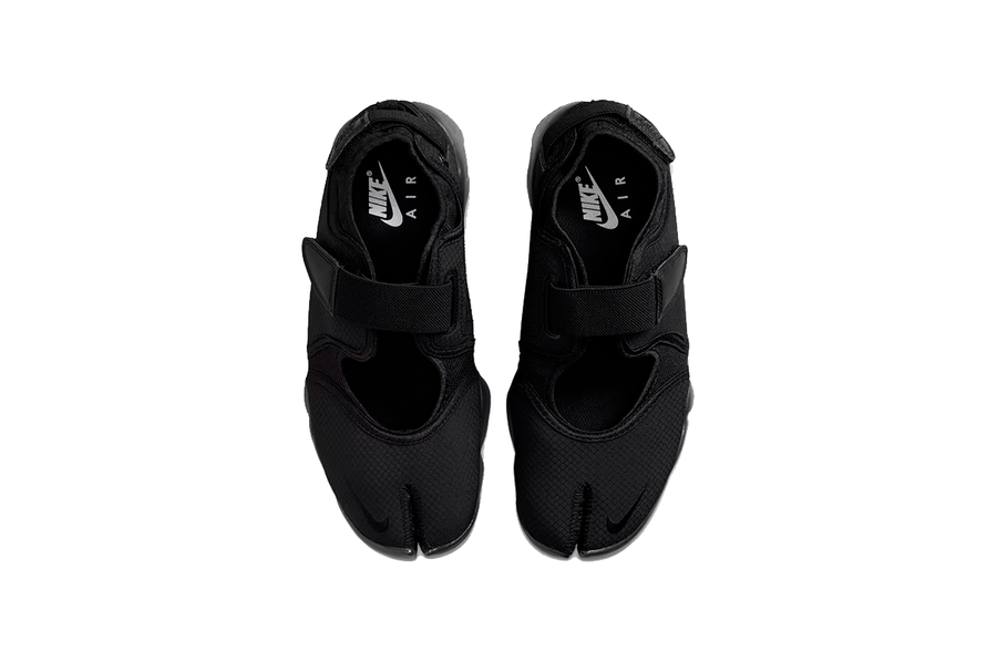 Vista superior do Nike Nike Air Rift 'Triple Black' mostrando abertura, lingueta e cadarços