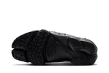 Vista traseira do Nike Nike Air Rift 'Triple Black' mostrando calcanheira e detalhes do solado