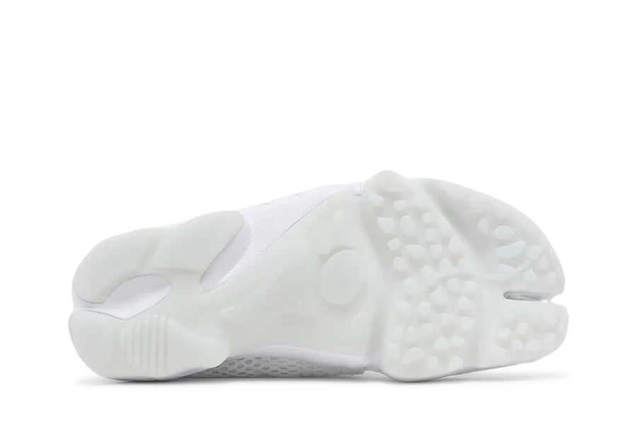 Vista traseira do Nike Nike Air Rift Triple White mostrando calcanheira e detalhes do solado