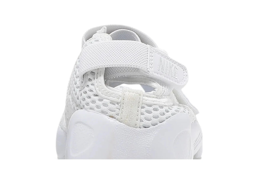 Vista do solado do Nike Nike Air Rift Triple White mostrando padrão de tração e tecnologia de amortecimento
