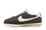 Vista traseira do Nike Nike Cortez Baroque Brown mostrando calcanheira e detalhes do solado