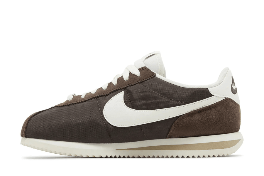 Vista traseira do Nike Nike Cortez Baroque Brown mostrando calcanheira e detalhes do solado