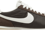 Vista lateral do Nike Nike Cortez Baroque Brown mostrando design do cabedal e logo da marca