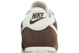 Vista em detalhe do Nike Nike Cortez Baroque Brown mostrando textura do material e acabamento