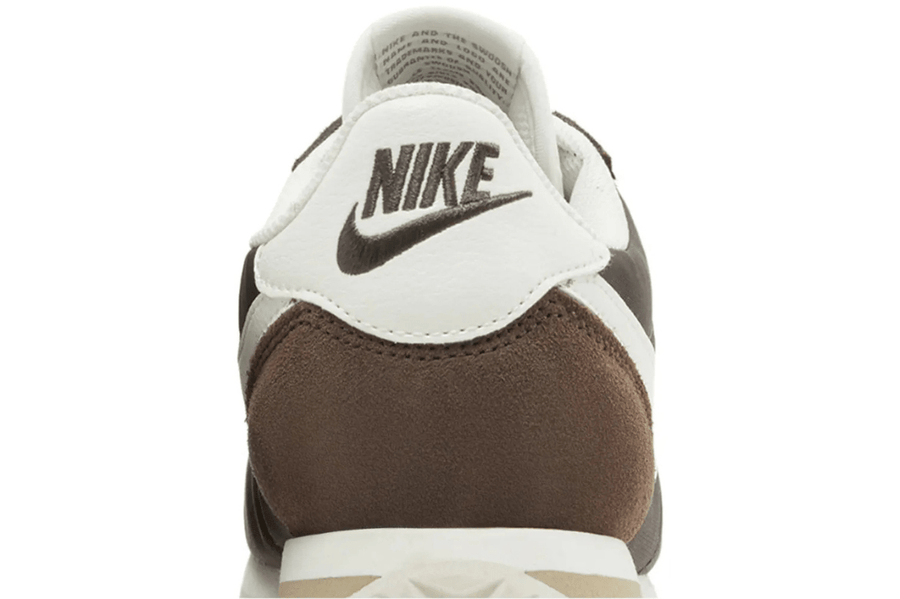 Vista em detalhe do Nike Nike Cortez Baroque Brown mostrando textura do material e acabamento