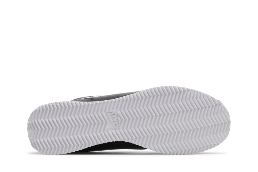 Vista traseira do Nike Nike Cortez Black White mostrando calcanheira e detalhes do solado