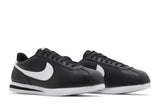Vista frontal do Nike Nike Cortez Black White mostrando biqueira e costuras