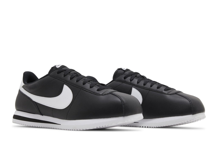 Vista frontal do Nike Nike Cortez Black White mostrando biqueira e costuras