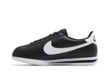 Vista lateral do Nike Nike Cortez Black White mostrando design do cabedal e logo da marca