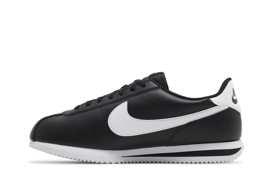 Vista lateral do Nike Nike Cortez Black White mostrando design do cabedal e logo da marca