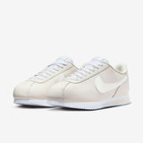Vista superior do Nike Nike Cortez Leather Phantom Coconut mostrando abertura, lingueta e cadarços