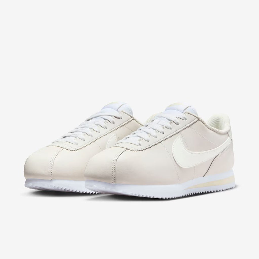 Vista superior do Nike Nike Cortez Leather Phantom Coconut mostrando abertura, lingueta e cadarços