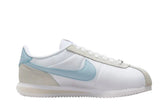 Vista lateral do Nike Nike Cortez Light Armory Navy Blue mostrando design do cabedal e logo da marca
