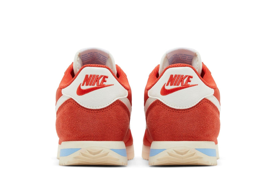 Vista superior do Nike Nike Cortez Picante Red mostrando abertura, lingueta e cadarços