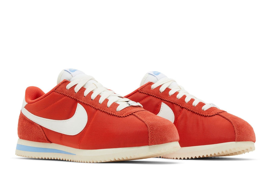 Vista frontal do Nike Nike Cortez Picante Red mostrando biqueira e costuras