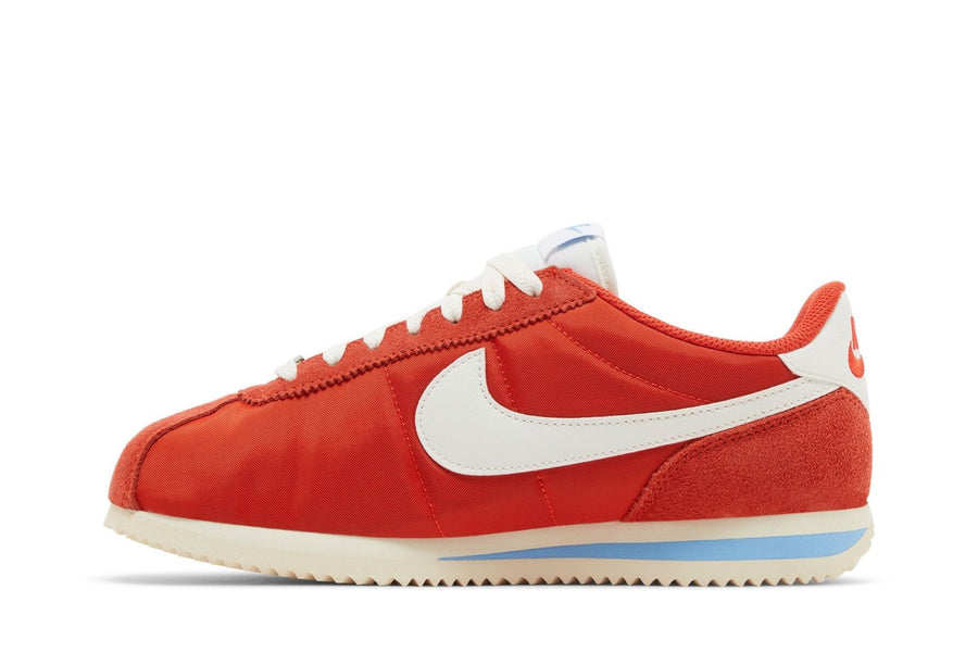 Vista lateral do Nike Nike Cortez Picante Red mostrando design do cabedal e logo da marca