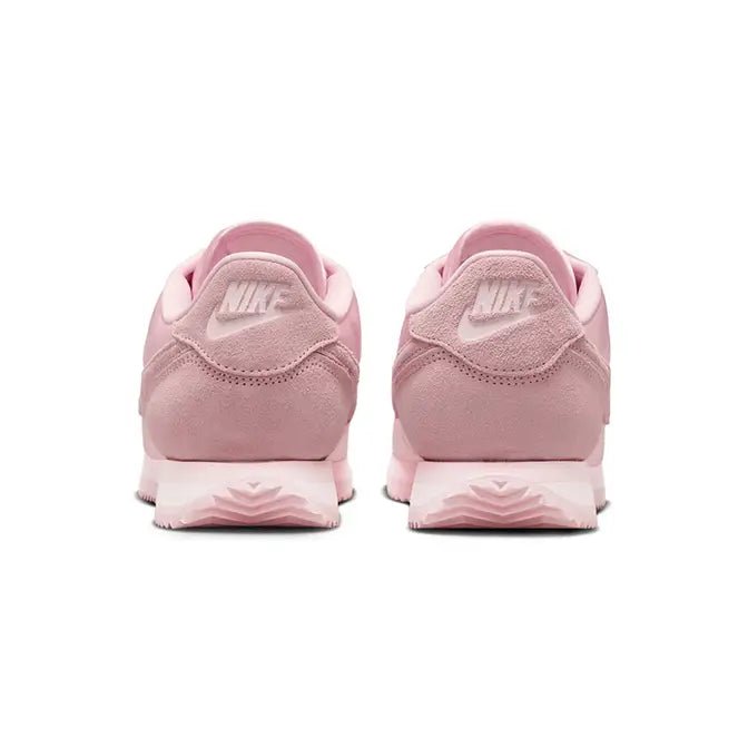Vista superior do Nike Nike Cortez Satin Pack Soft Pink mostrando abertura, lingueta e cadarços