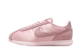 Vista lateral do Nike Nike Cortez Satin Pack Soft Pink mostrando design do cabedal e logo da marca