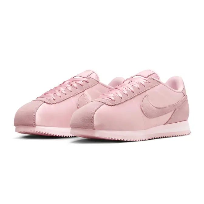 Vista traseira do Nike Nike Cortez Satin Pack Soft Pink mostrando calcanheira e detalhes do solado
