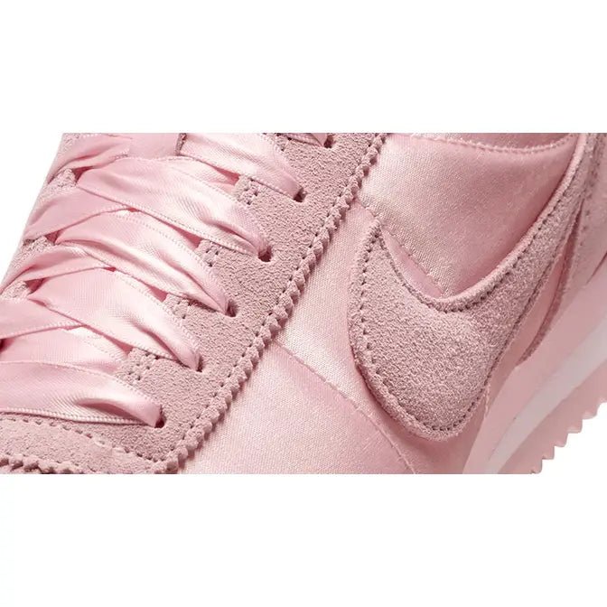 Vista frontal do Nike Nike Cortez Satin Pack Soft Pink mostrando biqueira e costuras