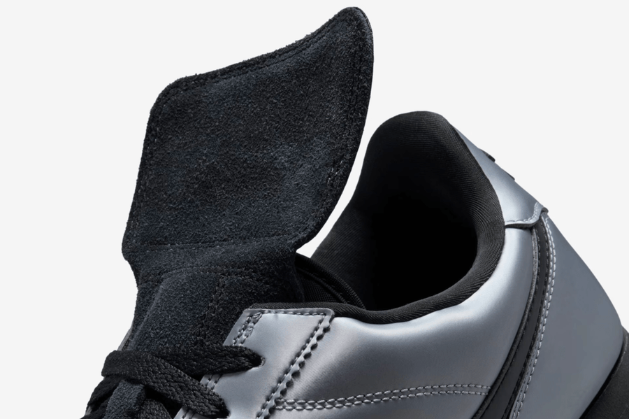Vista do solado do Nike Nike Cortez SE Tiempo Pack Metallic Cool Grey mostrando padrão de tração e tecnologia de amortecimento