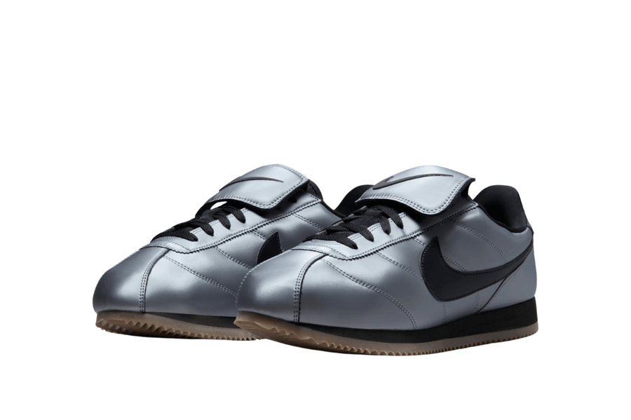 Vista superior do Nike Nike Cortez SE Tiempo Pack Metallic Cool Grey mostrando abertura, lingueta e cadarços