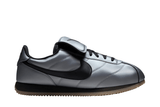 Vista lateral do Nike Nike Cortez SE Tiempo Pack Metallic Cool Grey mostrando design do cabedal e logo da marca
