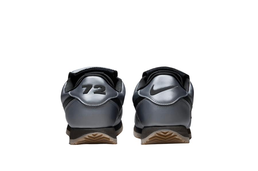 Vista traseira do Nike Nike Cortez SE Tiempo Pack Metallic Cool Grey mostrando calcanheira e detalhes do solado