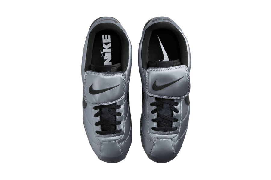 Vista frontal do Nike Nike Cortez SE Tiempo Pack Metallic Cool Grey mostrando biqueira e costuras