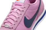 Vista na caixa do Nike Nike Cortez Textile Beyond Pink mostrando embalagem original da marca