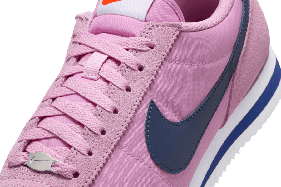 Vista na caixa do Nike Nike Cortez Textile Beyond Pink mostrando embalagem original da marca