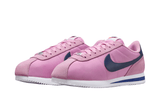 Vista do solado do Nike Nike Cortez Textile Beyond Pink mostrando padrão de tração e tecnologia de amortecimento
