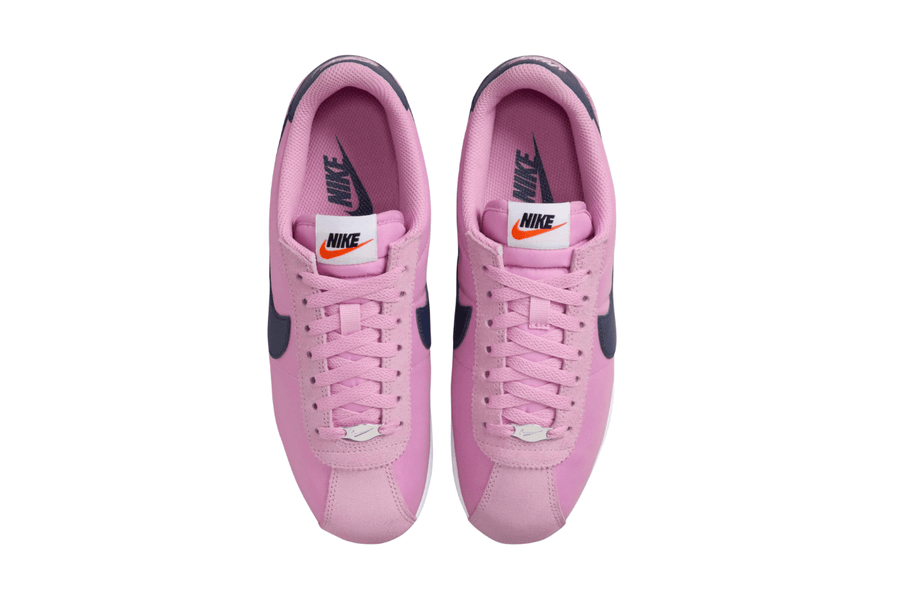Vista frontal do Nike Nike Cortez Textile Beyond Pink mostrando biqueira e costuras
