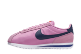 Vista lateral do Nike Nike Cortez Textile Beyond Pink mostrando design do cabedal e logo da marca