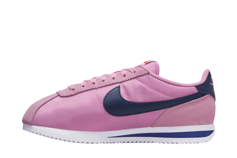 Vista lateral do Nike Nike Cortez Textile Beyond Pink mostrando design do cabedal e logo da marca