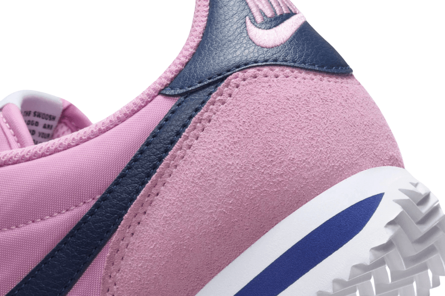 Vista em detalhe do Nike Nike Cortez Textile Beyond Pink mostrando textura do material e acabamento